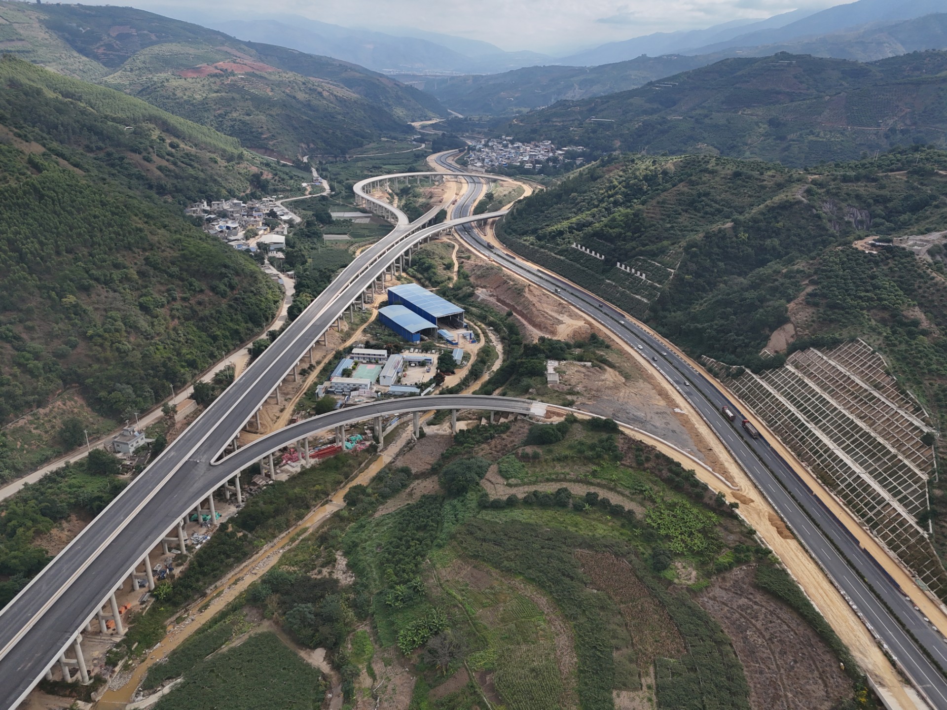 云南省S45永金高速新平(戛灑)至元江(紅光)段高速公路蔓來樞紐立交