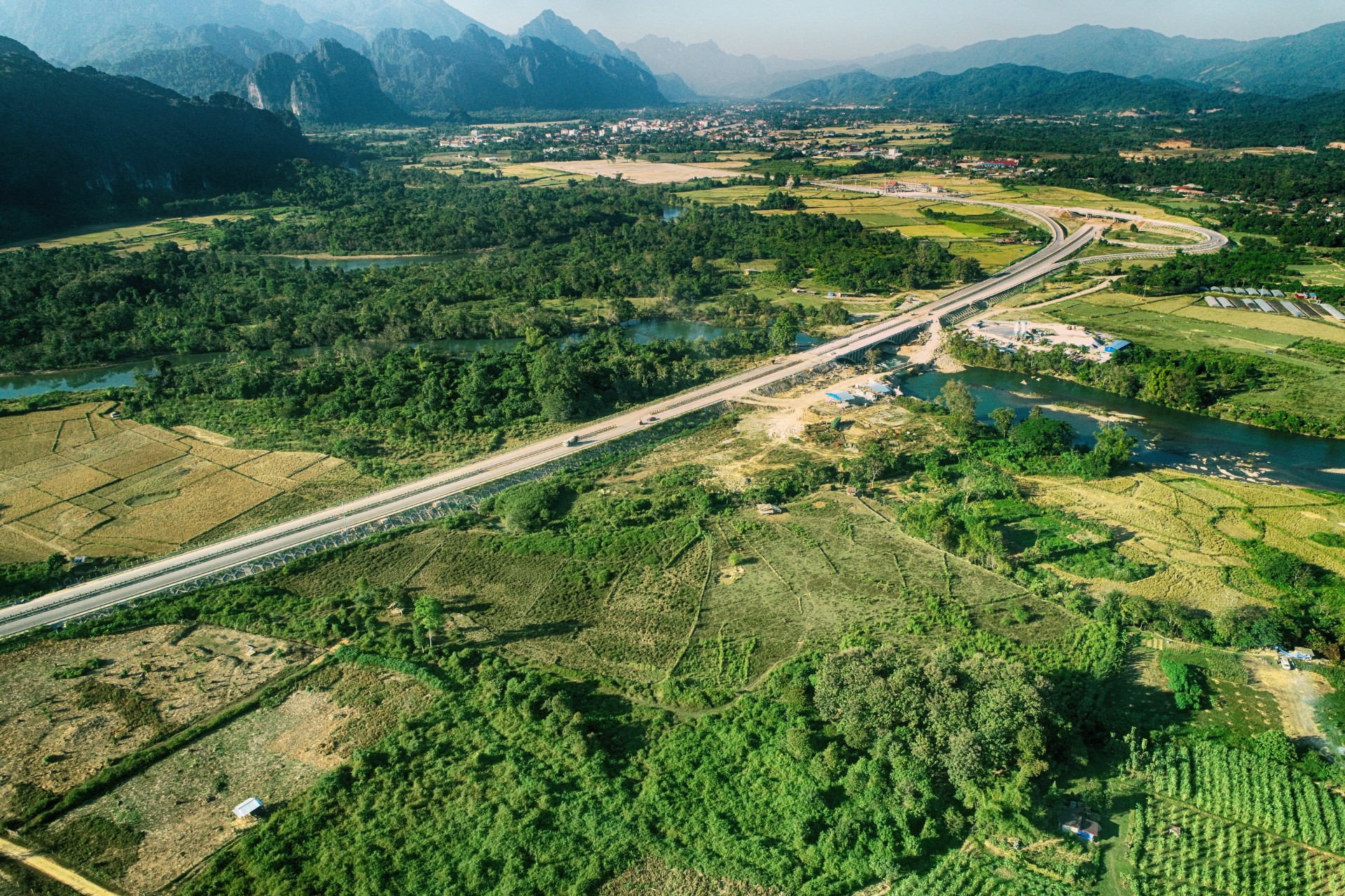 老撾萬(wàn)萬(wàn)高速（七工區(qū)）