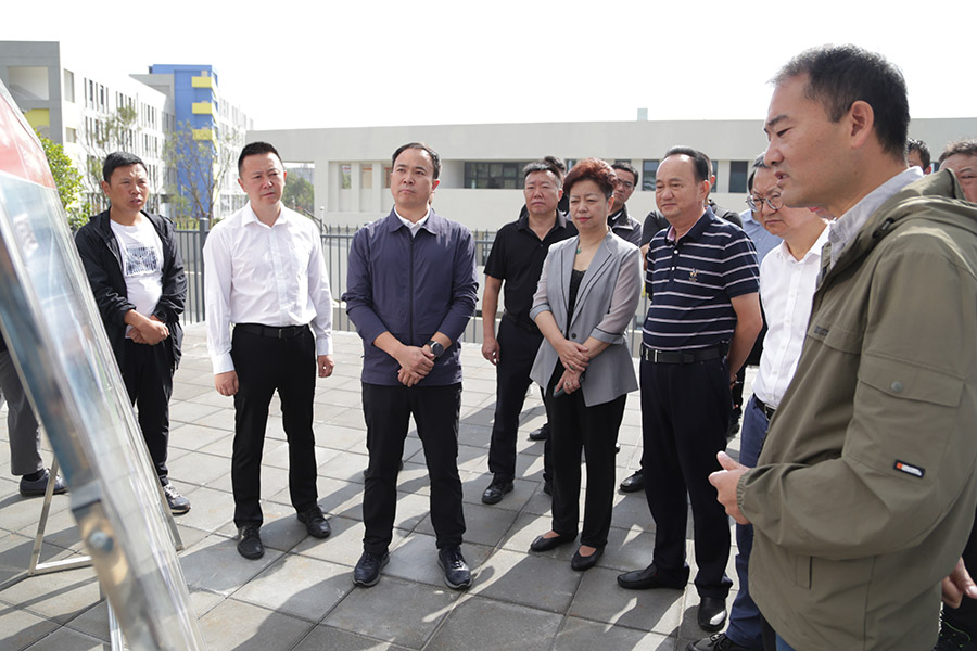 五華區(qū)政府主要領(lǐng)導(dǎo)到昆明第二十八中學(xué)項目調(diào)研