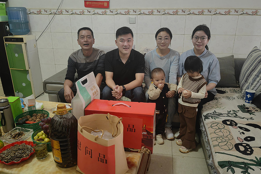 十五直管家訪慰問新疆項(xiàng)目職工家屬.jpg
