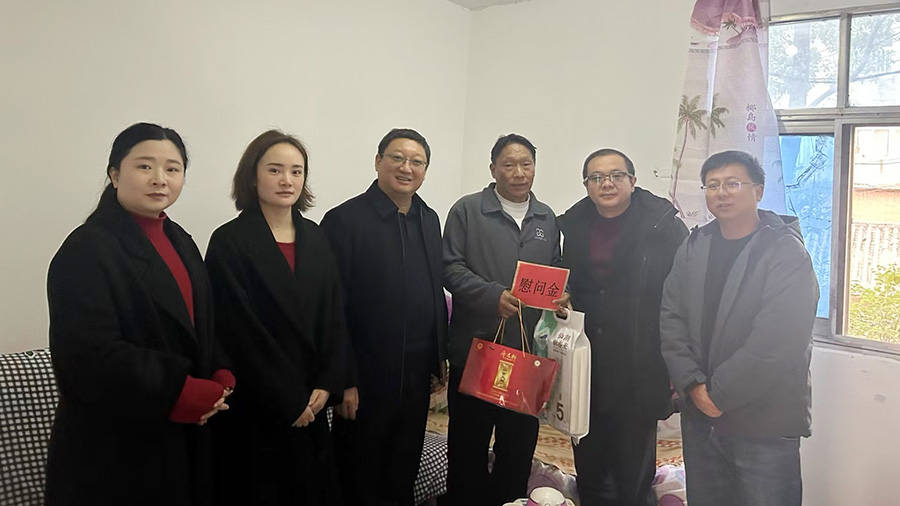 公司領導節(jié)前走訪慰問困難黨員和困難職工