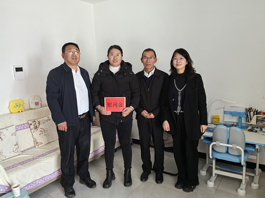 祁銳節(jié)前走訪慰問困難黨員