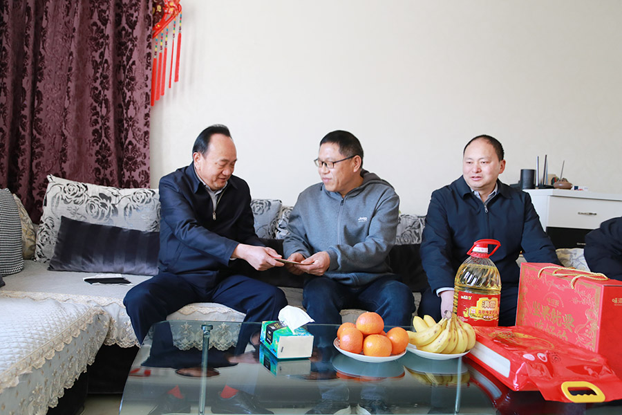 公司領(lǐng)導(dǎo)走訪慰問困難職工黨員及家屬