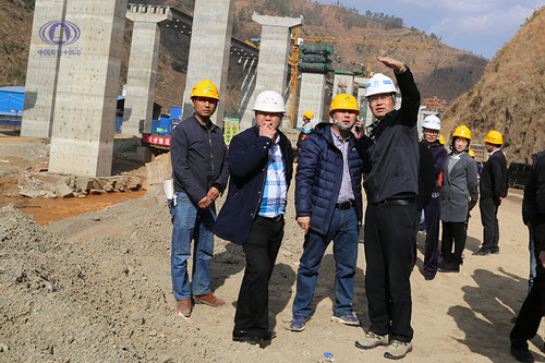 公司重大項(xiàng)目督導(dǎo)督察工作小組對(duì)功東高速項(xiàng)目進(jìn)行督導(dǎo)督察