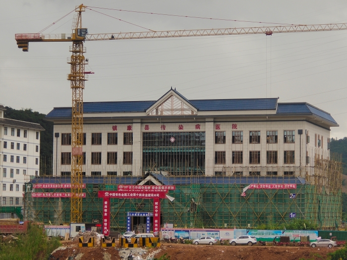 鎮(zhèn)康縣傳染病醫(yī)院建設(shè)項目外腳手架拆除照片